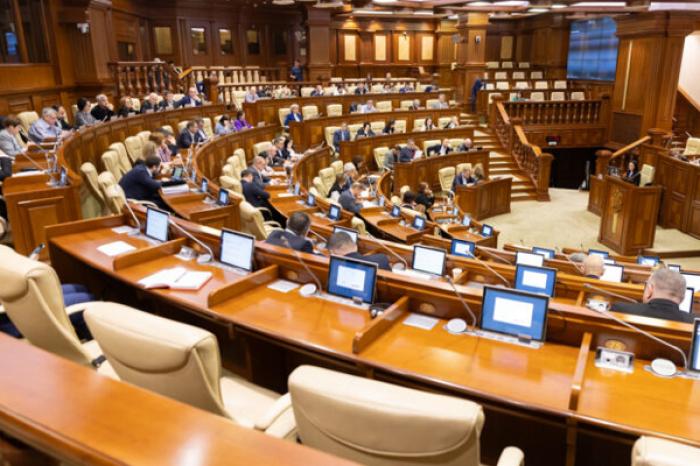 PARLAMENTUL APROBĂ MĂSURI DE REDUCERE A POVERII ADMINISTRATIVE ASUPRA MEDIULUI DE AFACERI