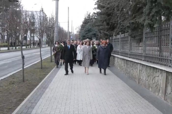 PREȘEDINTA MAIA SANDU DUPĂ CEREMONIA DE DEPUNERE A JURĂMÂNTULUI A MERS LA CEREMONIA DE DEPUNERE DE FLORI ȘI LA PREȘEDINȚIE