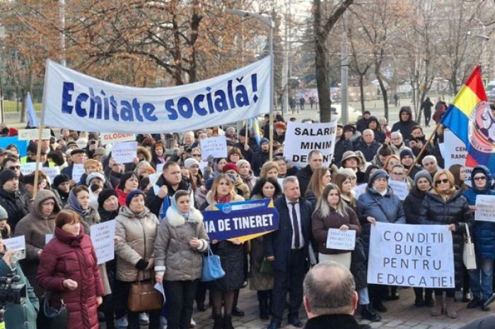 ​УЧИТЕЛЯ И МЕТЕОРОЛОГИ ПРОТЕСТОВАЛИ У ПАРЛАМЕНТА, ТРЕБУЯ ДОСТОЙНЫХ ЗАРПЛАТ
