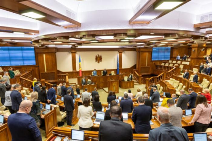 ДЕПУТАТЫ ПОЧТИЛИ МИНУТОЙ МОЛЧАНИЯ ЖЕРТВ ВОЙНЫ В УКРАИНЕ В ЧЕСТЬ ТРЕТЬЕЙ ГОДОВЩИНЫ НАЧАЛА КОНФЛИКТА