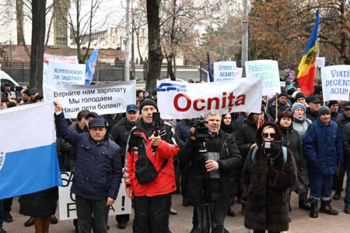 НЕСКОЛЬКО ТЫСЯЧ ЖЕЛЕЗНОДОРОЖНИКОВ ПРОТЕСТОВАЛИ В ЦЕНТРЕ КИШИНЕВА, ТРЕБУЯ ВЫПЛАТЫ ЗАРПЛАТ