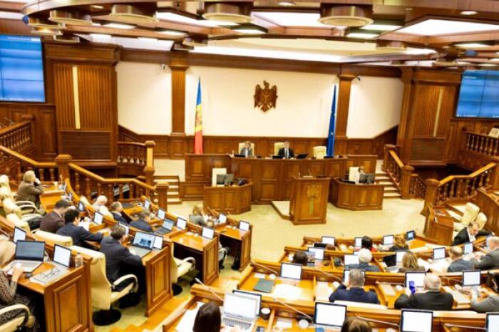 PARLAMENTUL APROBĂ AL ȘAPTELEA PACHET DE MĂSURI PENTRU DEBIROCRATIZAREA AFACERILOR