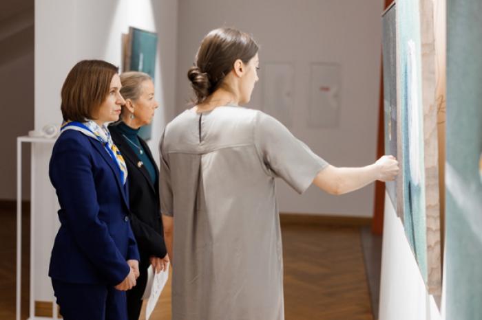 PREȘEDINTA MAIA SANDU PARTICIPĂ LA VERNISAJUL EXPOZIȚIEI „FEBRUARIE 2022: ECOURI”