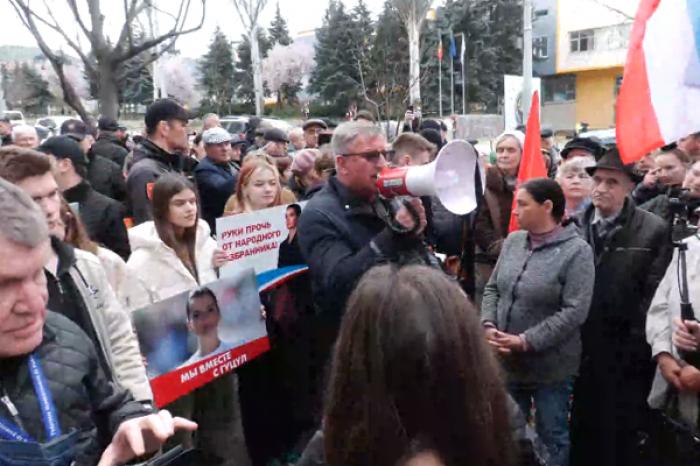CÂTEVA SUTE DE SUSȚINĂTORI AI BAȘCANULUI GĂGĂUZIEI AU CÂNTAT „KATIUȘA” ÎN FAȚA JUDECĂTORIEI DIN CHIȘINĂU