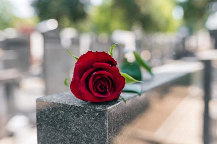 MINISTERUL MEDIULUI PROPUNE STOPAREA UTILIZĂRII COROANELOR FUNERARE DIN FLORI ARTIFICIALE ÎN CIMITIRE