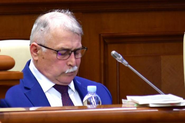 ОБВИНЯЕМЫЙ В ГОСУДАРСТВЕННОЙ ИЗМЕНЕ БЫВШИЙ НАЧАЛЬНИК ЮРИДИЧЕСКОГО УПРАВЛЕНИЯ ПАРЛАМЕНТА ПЕРЕВЕДЕН ПОД ДОМАШНИЙ АРЕСТ