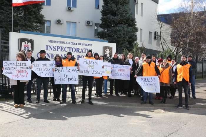 Партия INIMA MOLDOVEI провела флешмоб у Генерального инспектората полиции