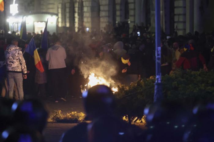 Proteste violente la București după decizia Biroului Electoral Central de a respinge candidatura lui Călin Georgescu la alegerile prezidențiale