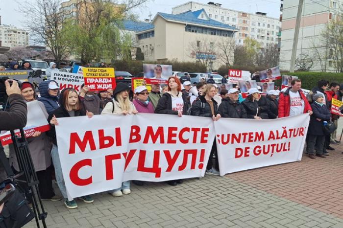 SUSȚINĂTORII GĂGĂUZI PROTESTEAZĂ ÎM FAȚA UNEI INSTANȚE DIN CHIȘINĂU