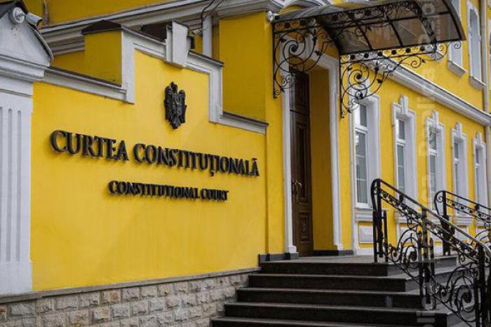 КОНСТИТУЦИОННЫЙ СУД ПО ЗАПРОСУ ГЕНЕРАЛЬНОГО ПРОКУРОРА ПРИОСТАНОВИЛ ДЕЙСТВИЕ НЕКОТОРЫХ ПОЛОЖЕНИЙ ЗАКОНА ОБ АМНИСТИИ