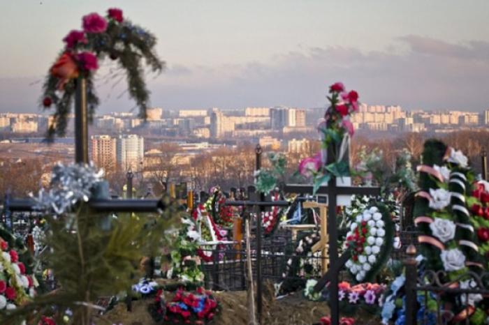 MITROPOLIA MOLDOVEI A SUSȚINUT INIȚIATIVA DE A RESTRICȚIONA UTILIZAREA COROANELOR FUNERARE DIN PLASTIC