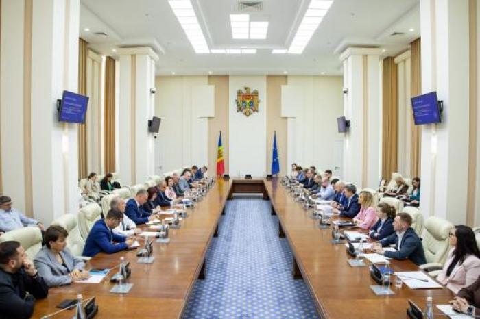 Premierul Dorin Recean, la ședința Comisiei paritare: „Vom continua să punem la dispoziția APL cât mai multe fonduri pentru dezvoltare”