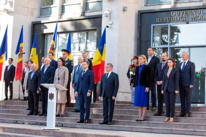 Premierul Dorin Recean, de Ziua Drapelului de Stat: „Este steagul care ne însoțește în toate momentele importante ale vieții și ne amintește că, oriunde am fi, purtăm aceleași culori, aceeași demnitate, aceeași speranță”