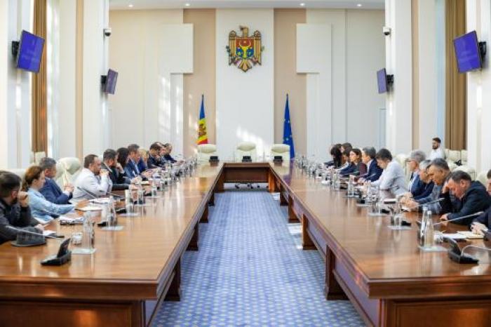 Situația din sectorul agricol, discutată într-o ședință cu fermierii și asociațiile de profil, la Guvern