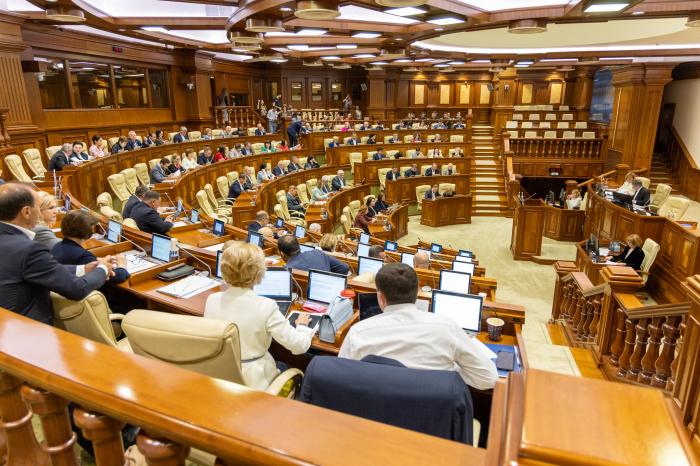 ​Noi restricții pentru industria farmaceutică, a tutunului, alimentară și a alcoolului, aprobate de Parlament