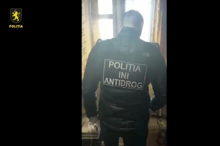O FEMEIE A FOST REȚINUTĂ ÎN TIMP CE PRIMEA UN COLET LA UN OFICIU „POȘTA MOLDOVEI” DIN CHIȘINĂU, FIIND SUSPECTATĂ DE TRAFIC DE DROGURI