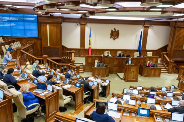 ПАРЛАМЕНТСКОЕ БОЛЬШИНСТВО ОТКЛОНИЛО ПРЕДЛОЖЕНИЯ ОППОЗИЦИИ ЗАСЛУШАТЬ ПРЕМЬЕР-МИНИСТРА ДОРИНА РЕЧАНА