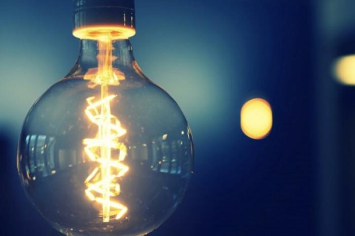 ANRE A REDUS TARIFELE LA ELECTRICITATE – MAI MULT DECÂT AU CERUT FURNIZORII