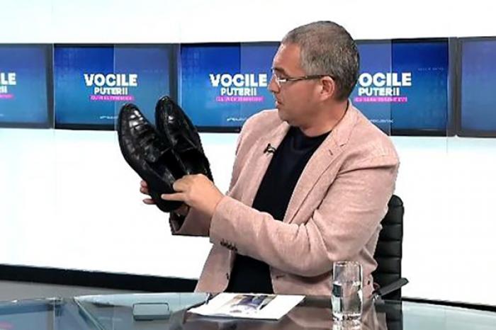 ЛИДЕР «НАШЕЙ ПАРТИИ» РЕНАТО УСАТЫЙ ПРИНЕС В СТУДИЮ ТУФЛИ ДЛЯ ЛИДЕРА ПАРТИИ КОММУНИСТОВ ВЛАДИМИРА ВОРОНИНА
