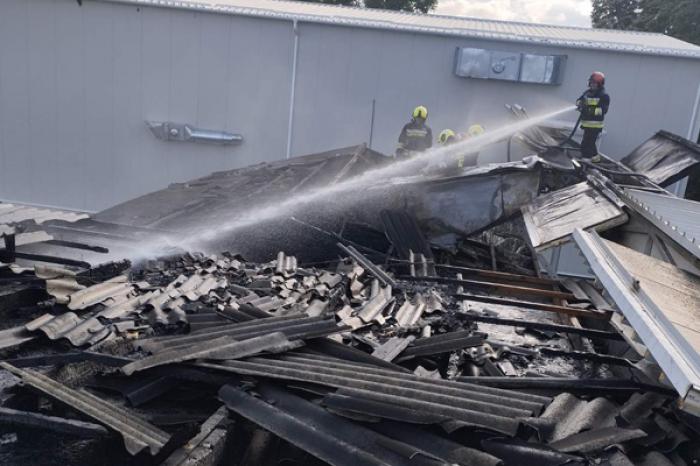 ​SALVATORII AU STINS UN INCENDIU LA O FERMĂ DE PĂSĂRI DIN EDINEȚ