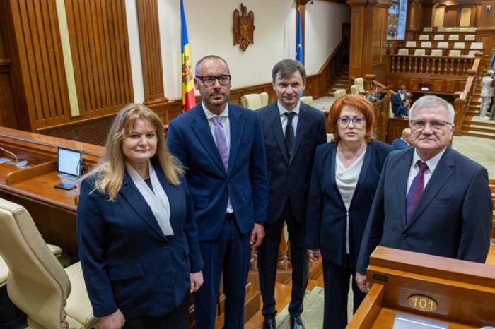 JUDECĂTORII DESEMNAȚI AI CURȚII CONSTITUȚIONALE AU DEPUS JURĂMÂNTUL ÎN FAȚA PREȘEDINTELUI, PARLAMENTULUI ȘI CONSILIULUI SUPREM AL MAGISTRATURII