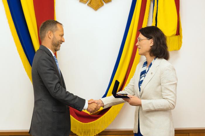 ПОСОЛ ЕС ЯНИС МАЖЕЙКС НАГРАЖДЕН МЕДАЛЬЮ МВД МОЛДОВЫ «ЗА СОТРУДНИЧЕСТВО»