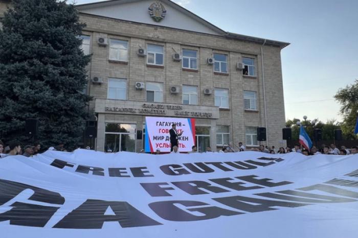 СВЫШЕ ТЫСЯЧИ ЧЕЛОВЕК ПРОВЕЛИ В ЦЕНТРЕ КОМРАТА МИТИНГ В ПОДДЕРЖКУ БАШКАНА ГАГАУЗИИ ЕВГЕНИИ ГУЦУЛ