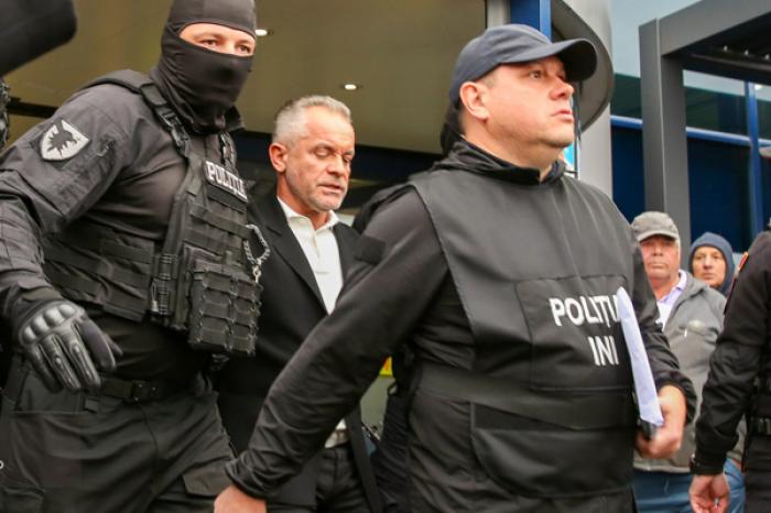 ЭКСТРАДИРОВАННЫЙ ИЗ ГРЕЦИИ БЕГЛЫЙ ОЛИГАРХ ВЛАДИМИР ПЛАХОТНЮК ДОСТАВЛЕН В КИШИНЕВ И ПОМЕЩЕН В СЛЕДСТВЕННЫЙ ИЗОЛЯТОР