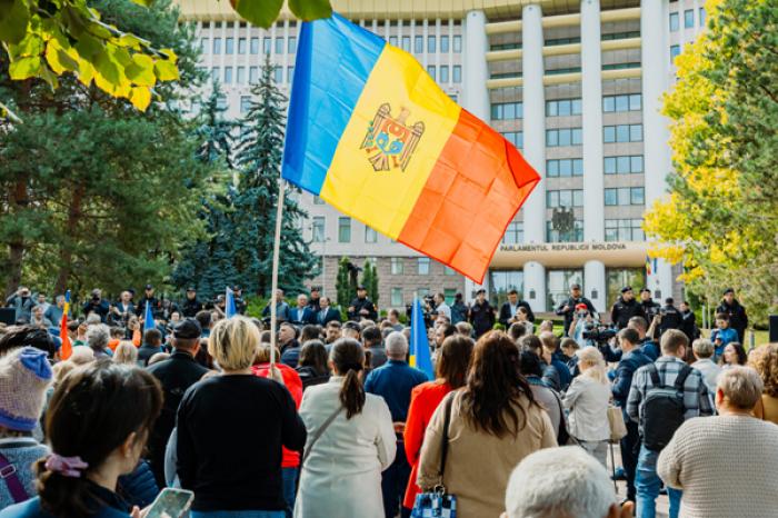 НЕСКОЛЬКО СОТ СТОРОННИКОВ ОППОЗИЦИИ ПРОТЕСТОВАЛИ ПРОТИВ РЕЗУЛЬТАТОВ ПАРЛАМЕНТСКИХ ВЫБОРОВ В МОЛДОВЕ