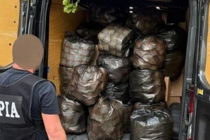 ​ПО ПОДОЗРЕНИЮ В КОНТРАБАНДЕ ЗАДЕРЖАНО ШЕСТЬ ЧЕЛОВЕК, В ТОМ ЧИСЛЕ ПОЛИЦЕЙСКИЙ