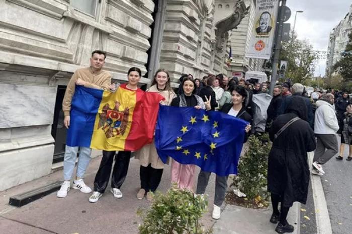 ПОСЛЕ ПОЛУДНЯ НАБЛЮДАЕТСЯ ВЫСОКАЯ АКТИВНОСТЬ ИЗБИРАТЕЛЕЙ ВНУТРИ СТРАНЫ И ЗА РУБЕЖОМ