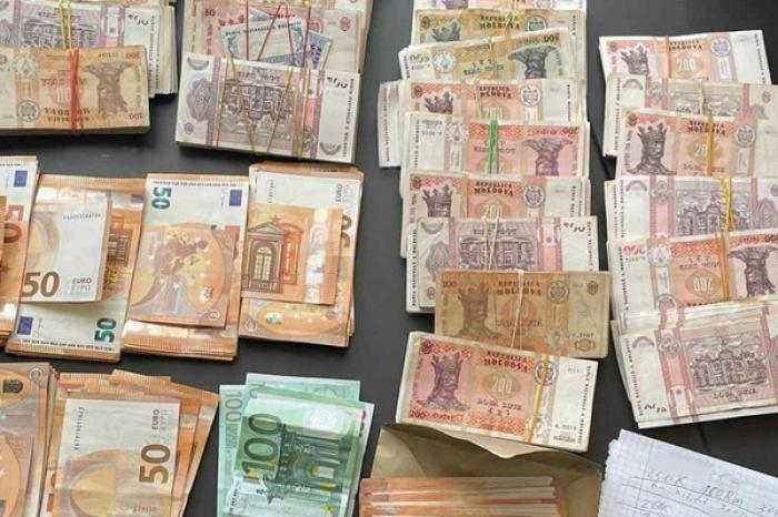 ПРАВООХРАНИТЕЛИ ИЗЪЯЛИ 800 ТЫС. ЛЕЕВ, ПОЛУЧЕННЫХ «НА ПОДКУП ИЗБИРАТЕЛЕЙ ОТ ПРЕСТУПНЫХ СООБЩЕСТВ ИЗ РОССИИ»