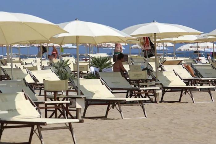 ​В Италии туристам запретили строить песочные замки и носить «шумную обувь»