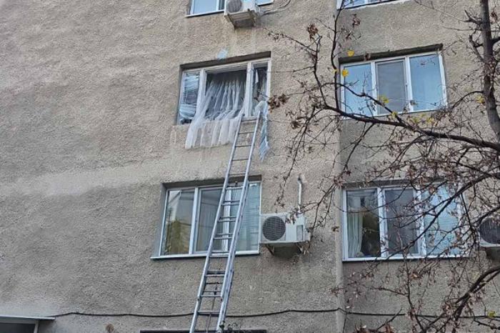 EXPLOZIE LA CHIȘINĂU: SALVATORII EVACUEAZĂ DOUĂ PERSOANE