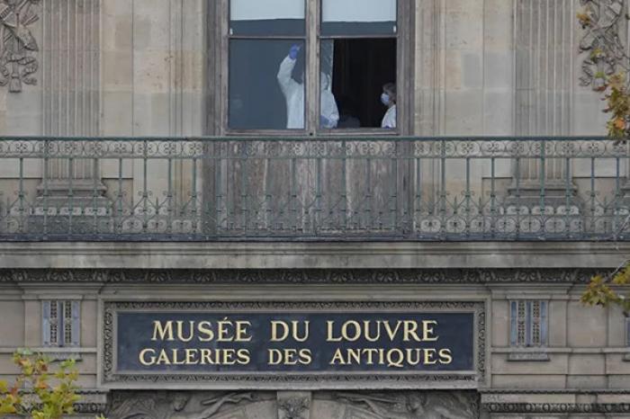 Макрон пообещал вернуть похищенные из Лувра драгоценности и наказать виновных