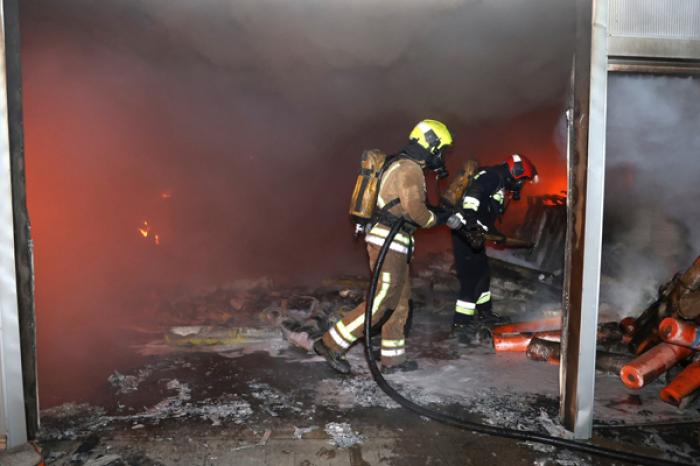 ПОЖАРНЫЕ БОЛЕЕ ДВУХ ЧАСОВ БОРОЛИСЬ С ОГНЕМ НА СКЛАДЕ СТРОЙМАТЕРИАЛОВ В КИШИНЕВЕ