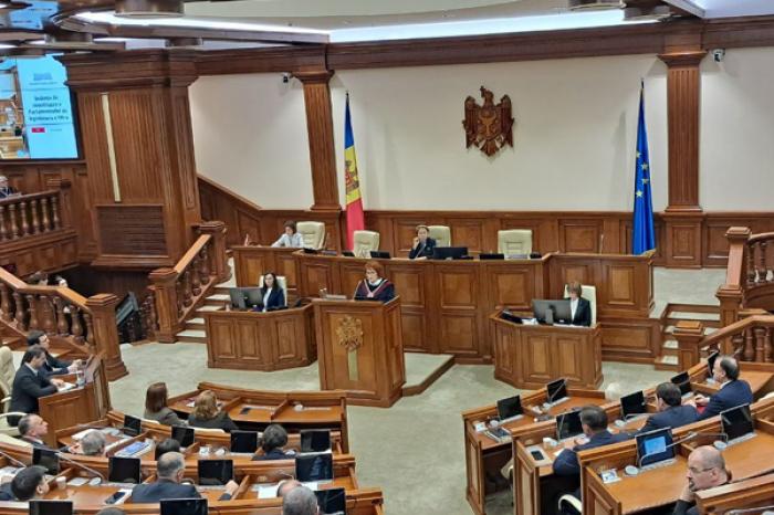 В КИШИНЕВЕ ПРОХОДИТ ПЕРВОЕ ЗАСЕДАНИЕ НОВОГО ПАРЛАМЕНТА РЕСПУБЛИКИ МОЛДОВА