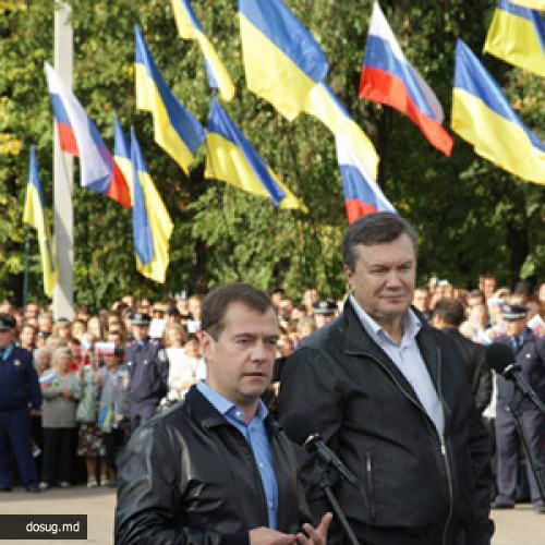 Лидеры России и Украины приняли участие в историческом ралли на двух "Победах"