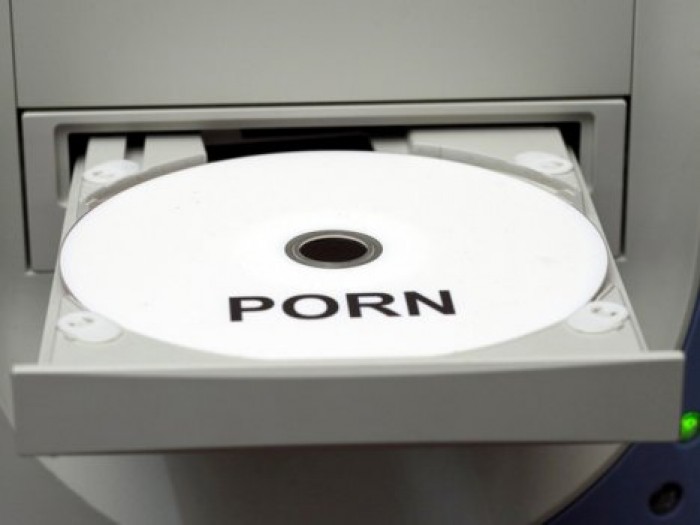 6-классники получили в подарок от школы DVD с порнофильмом