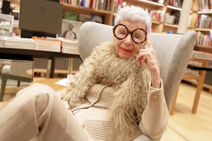 94-летняя Айрис Апфель оденет ровесниц в мини-юбки