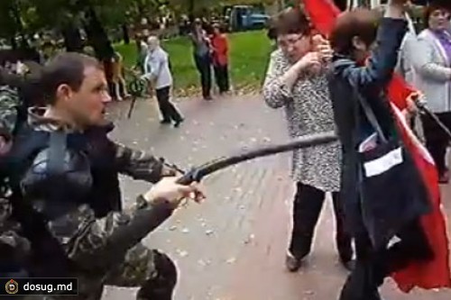 Активиста обвинили в нападении на ударившего оппозиционерку омоновца