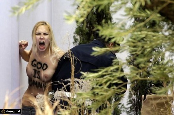 Активистка Femen разделась в Ватикане после послания Папы Римского