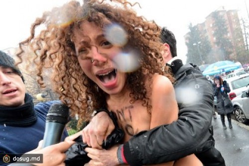 Активистки FEMEN разделись перед Берлускони