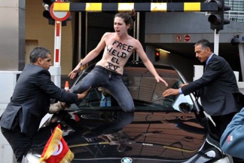Активистки FEMEN запрыгнули на машину тунисского премьера