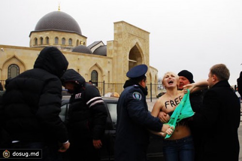 Активисток FEMEN задержали за обнажение возле мечети