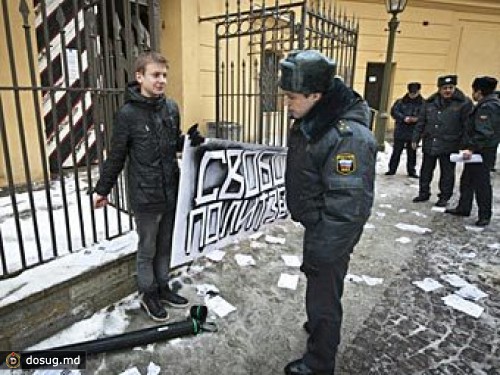 Активисты "Другой России" приковали себя к Петропавловской крепости