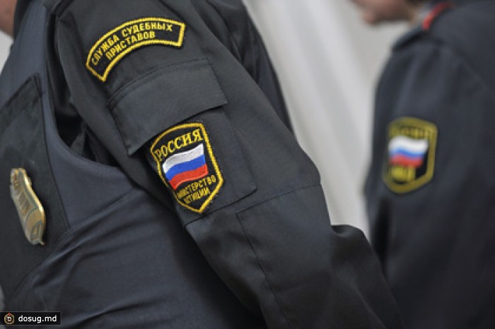 Алиментщик спрятался от судебных приставов в диване