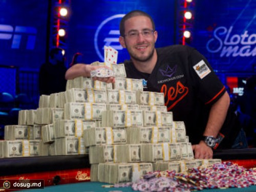 Американец выиграл самый крупный в мире турнир по покеру