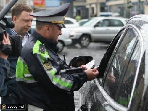 Автомобили в центре Москвы проверили на тонировку