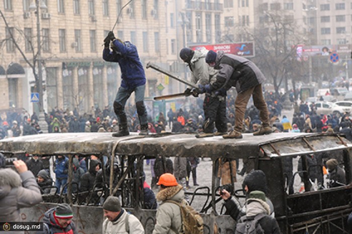 Азаров объявил активистов в центре Киева террористами